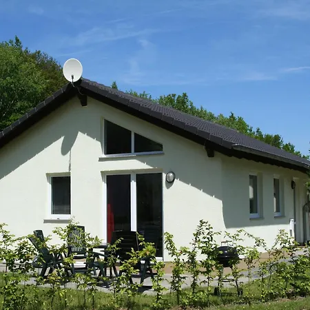 Hébergement de vacances Detached Bungalow With Dishwasher In A Green Area *